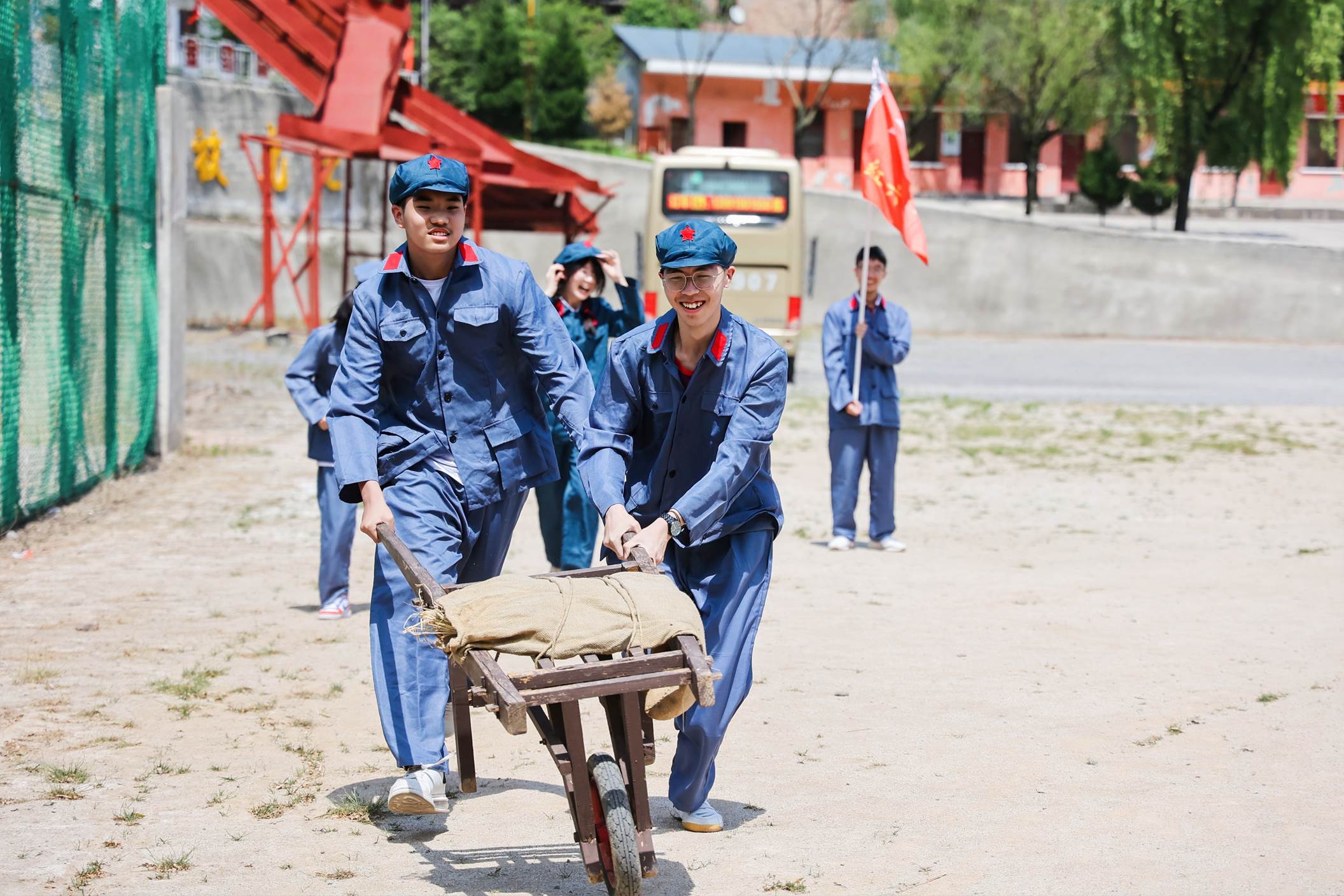 戴帽子的男人在空地上描述已自动生成
