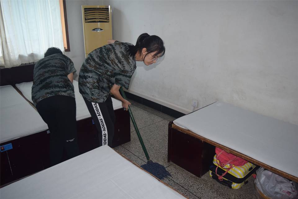 图片包含 室内, 墙壁, 地板, 人员描述已自动生成