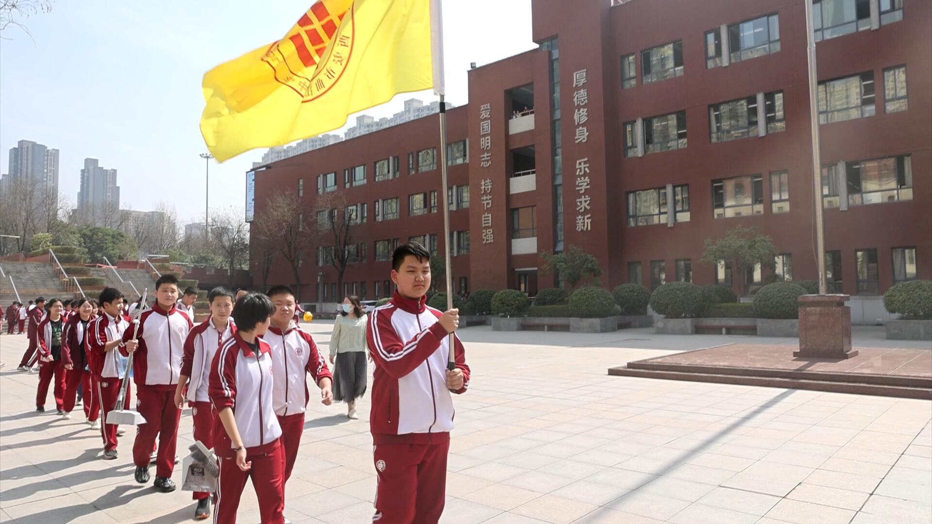 小孩们在街道上描述已自动生成