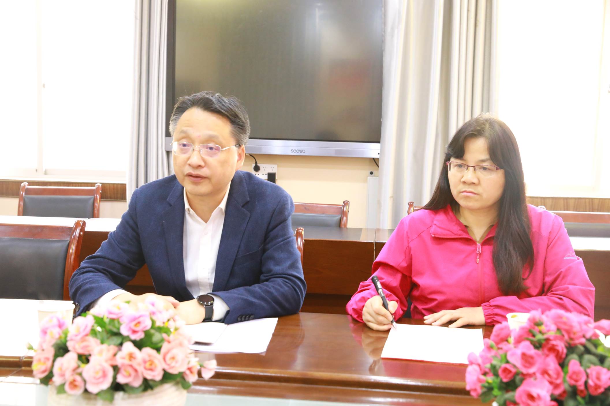 图片包含 桌子, 人, 室内, 窗户描述已自动生成