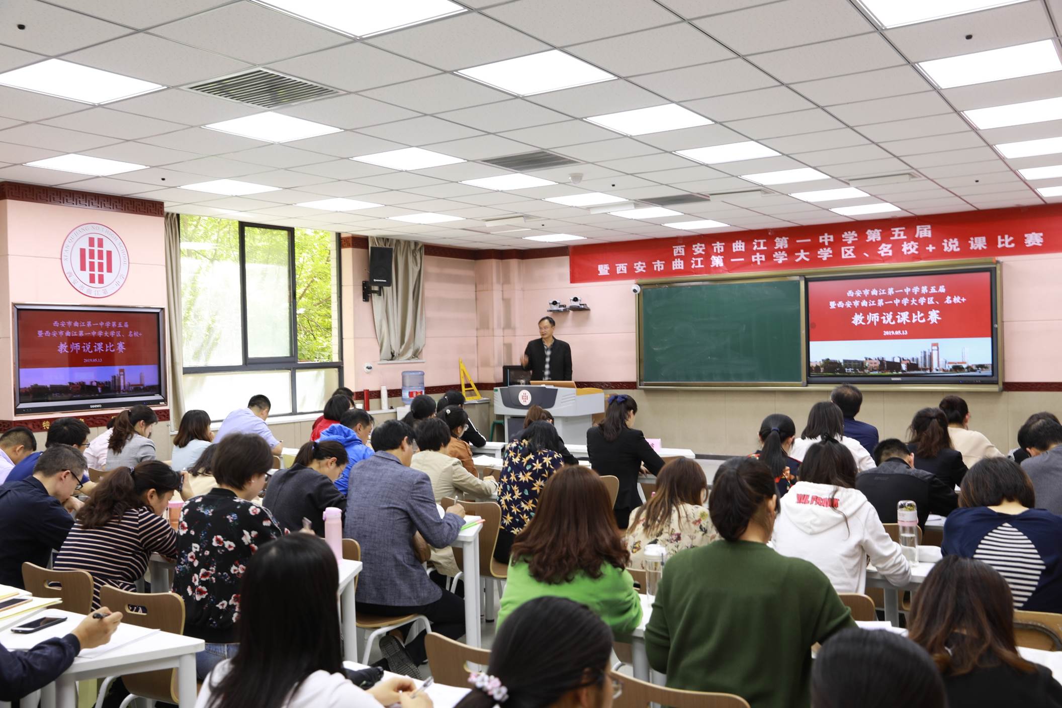 图片包含 人员, 天花板, 室内, 人物描述已自动生成
