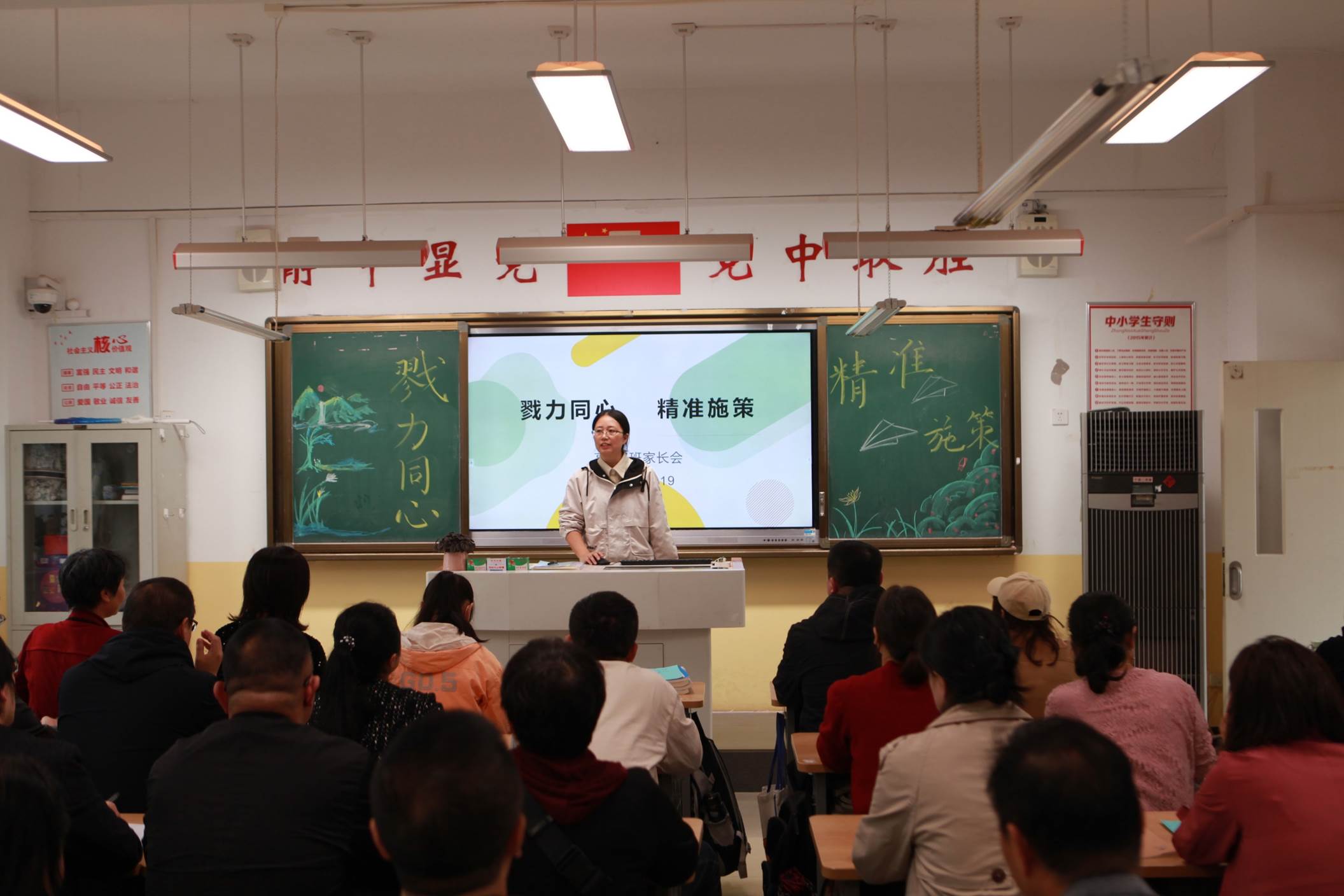 许多人在餐厅里中度可信度描述已自动生成