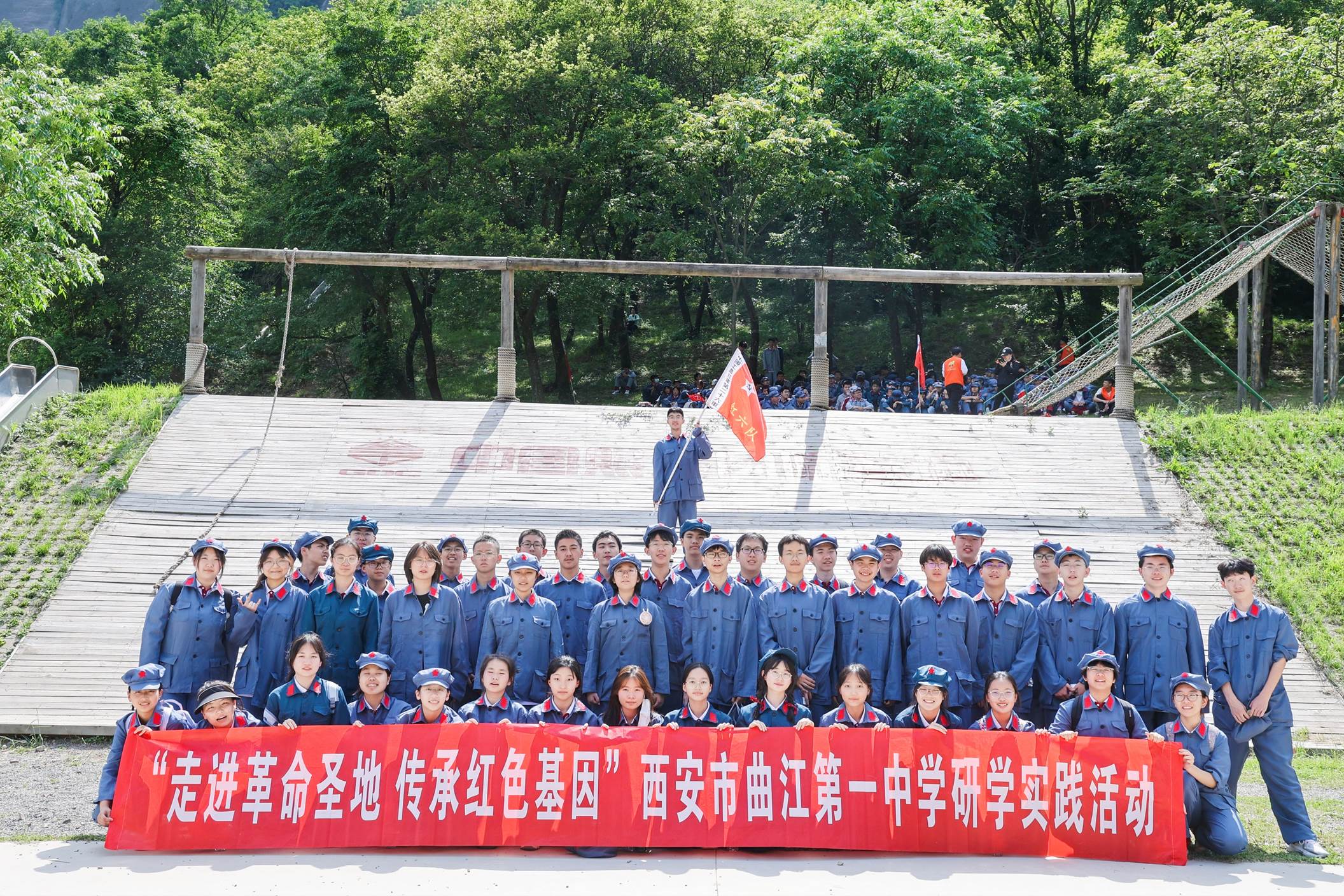 一群人站在围栏边描述已自动生成