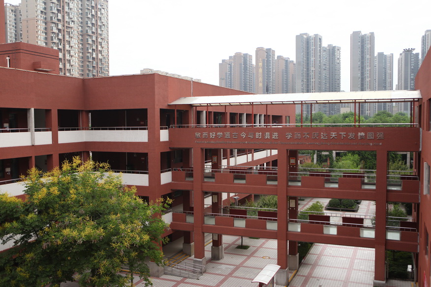 曲一以增颜值养目怡心师生以曲江红拥书自雄曲江一中2017年秋季开学