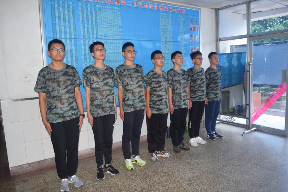 图片包含 人员, 建筑物, 群组, 站立描述已自动生成