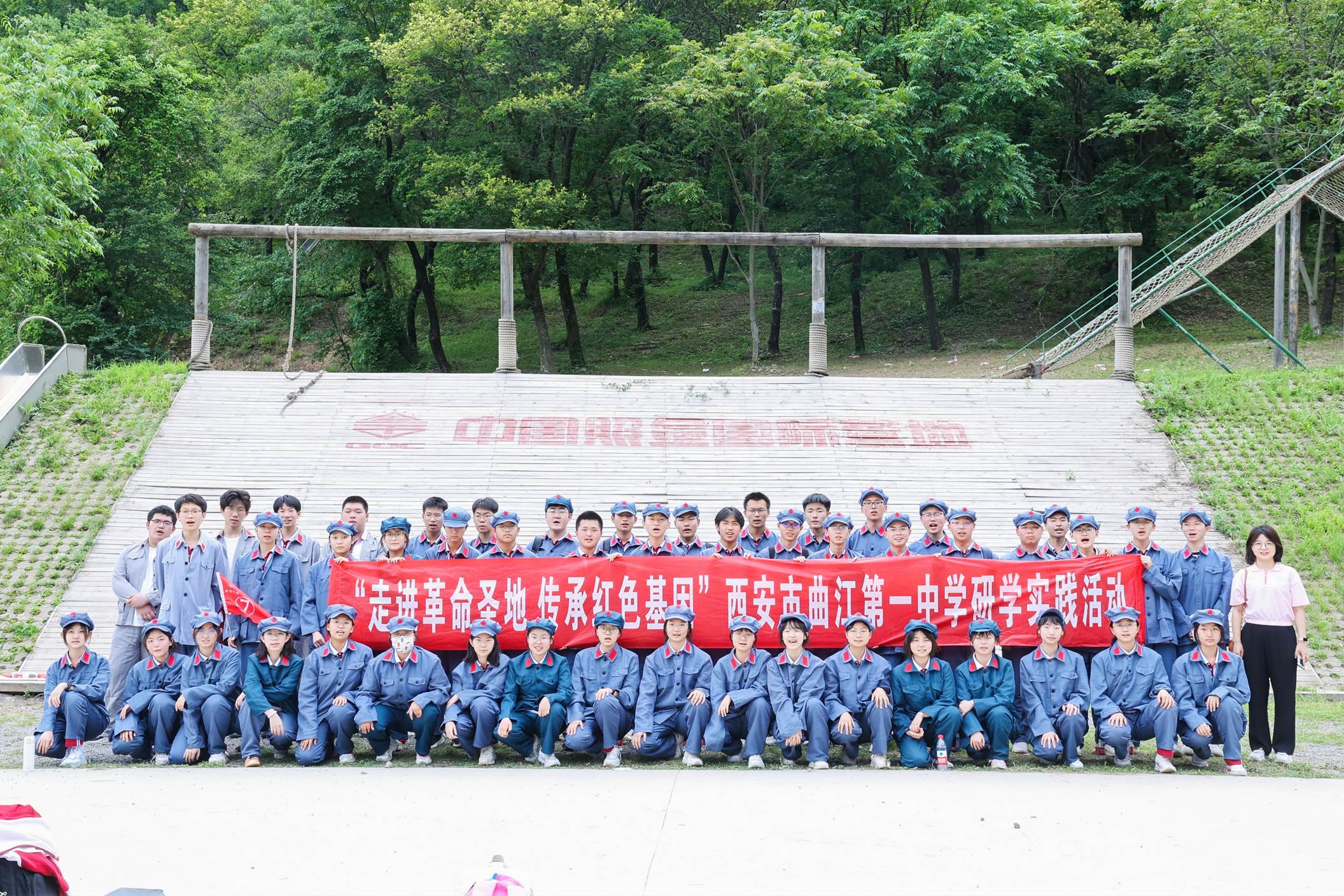 一群人站在围栏边描述已自动生成