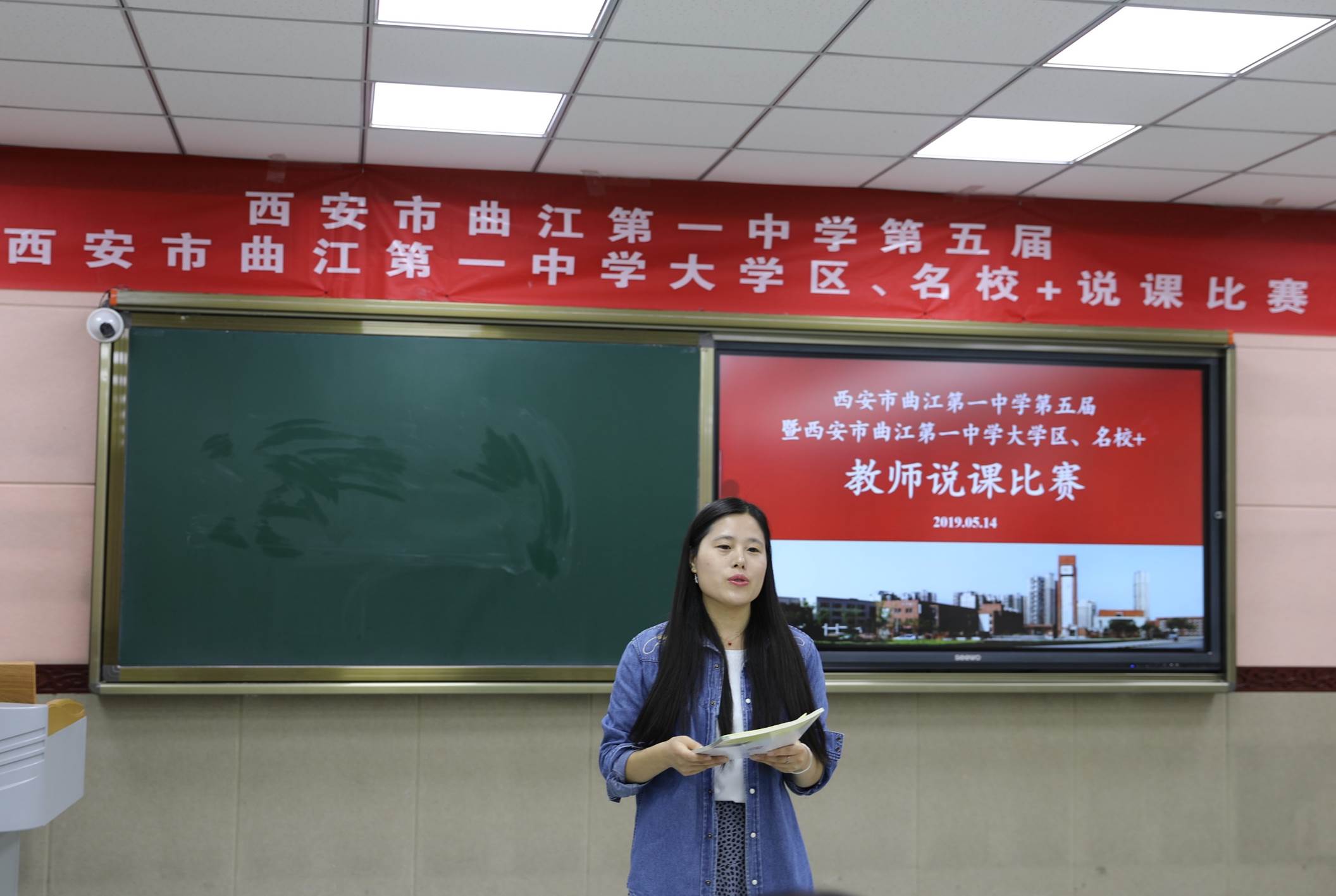 图片包含 天花板, 室内, 墙壁, 人员描述已自动生成