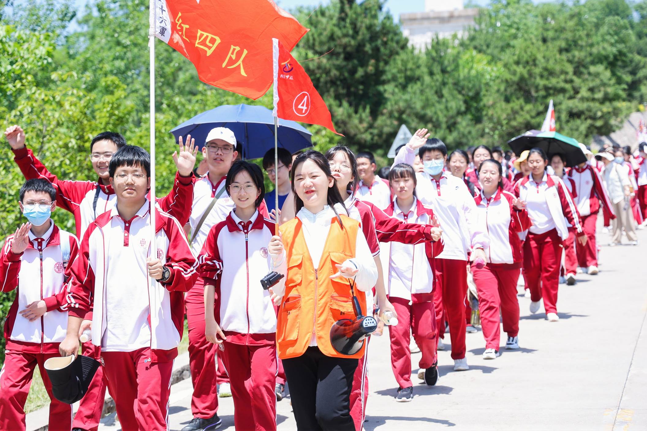 一群穿着民族服装的人描述已自动生成