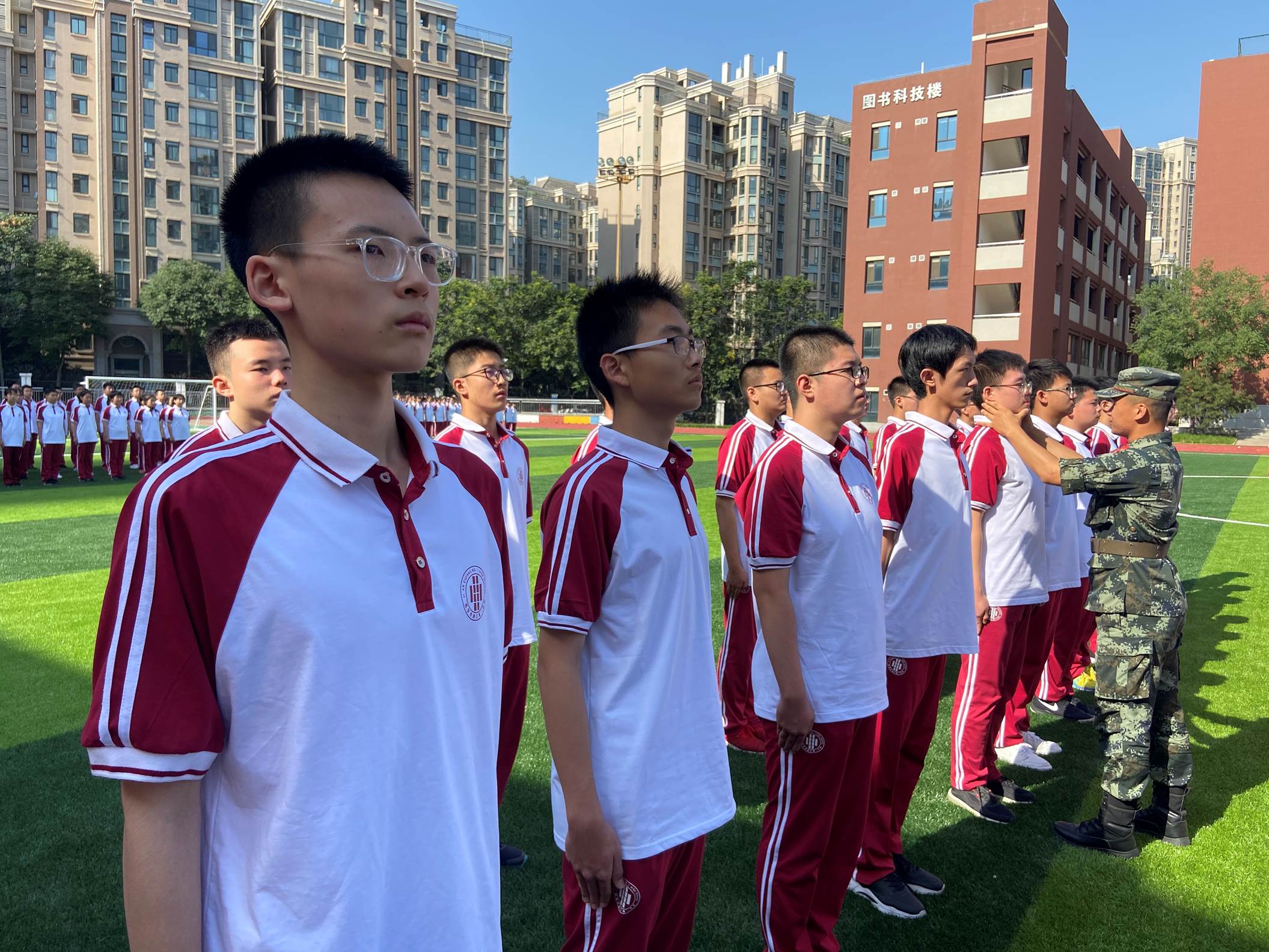 经过一天的训练磨合,眉宇间更添一份从容.jpg