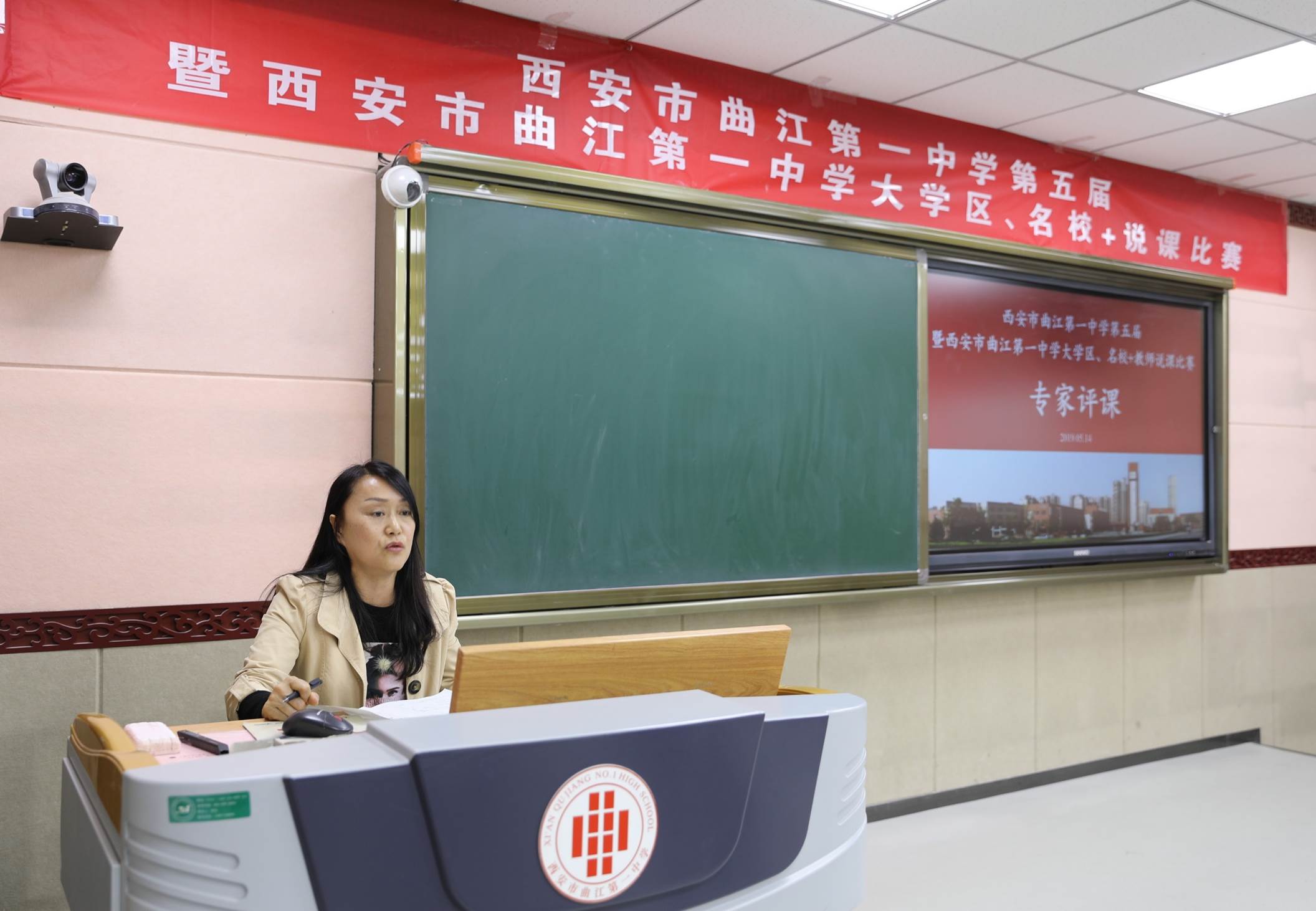 图片包含 室内, 地板, 妇女, 墙壁描述已自动生成
