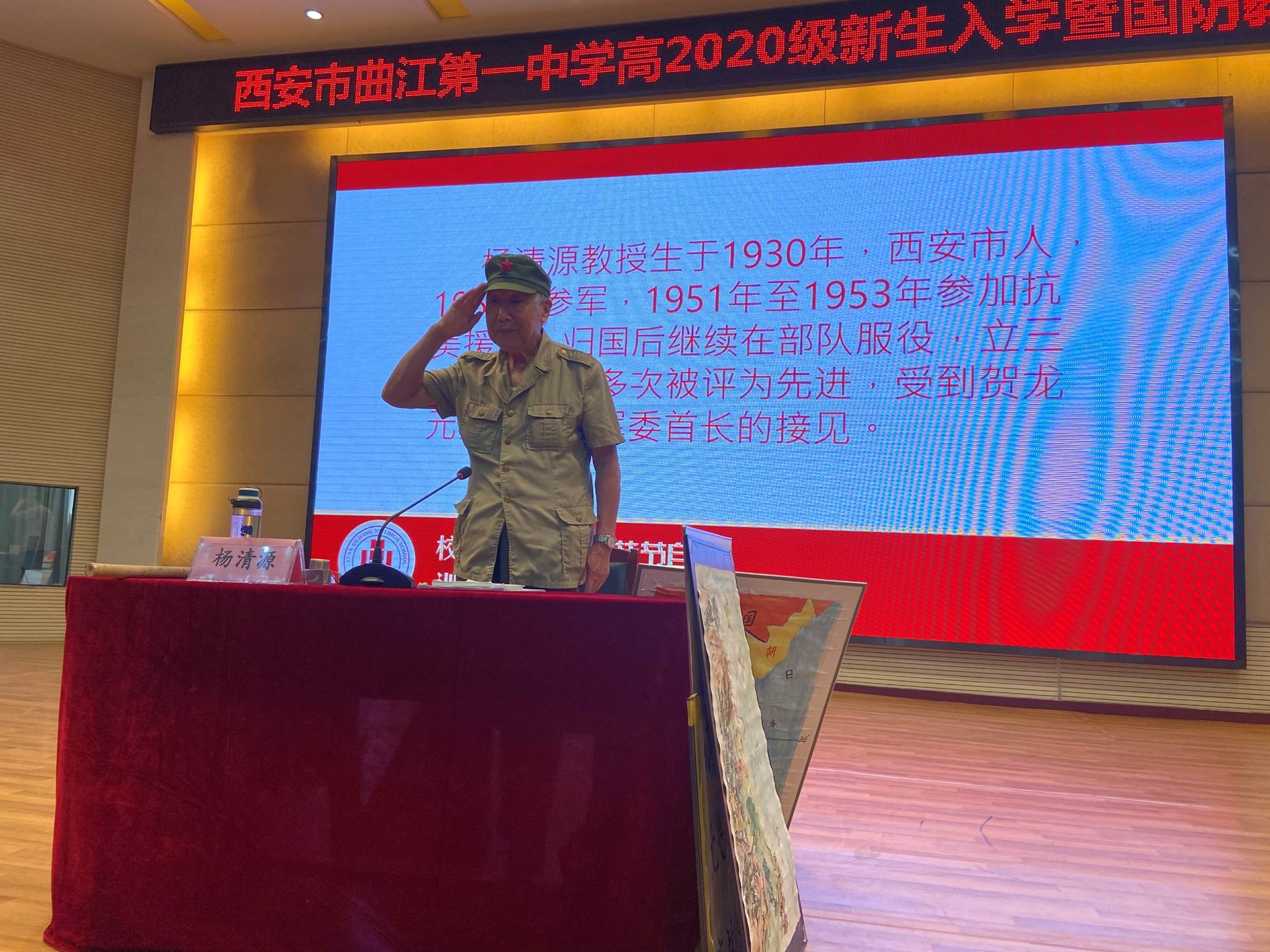 图片包含 男人, 人, 桌子, 建筑描述已自动生成