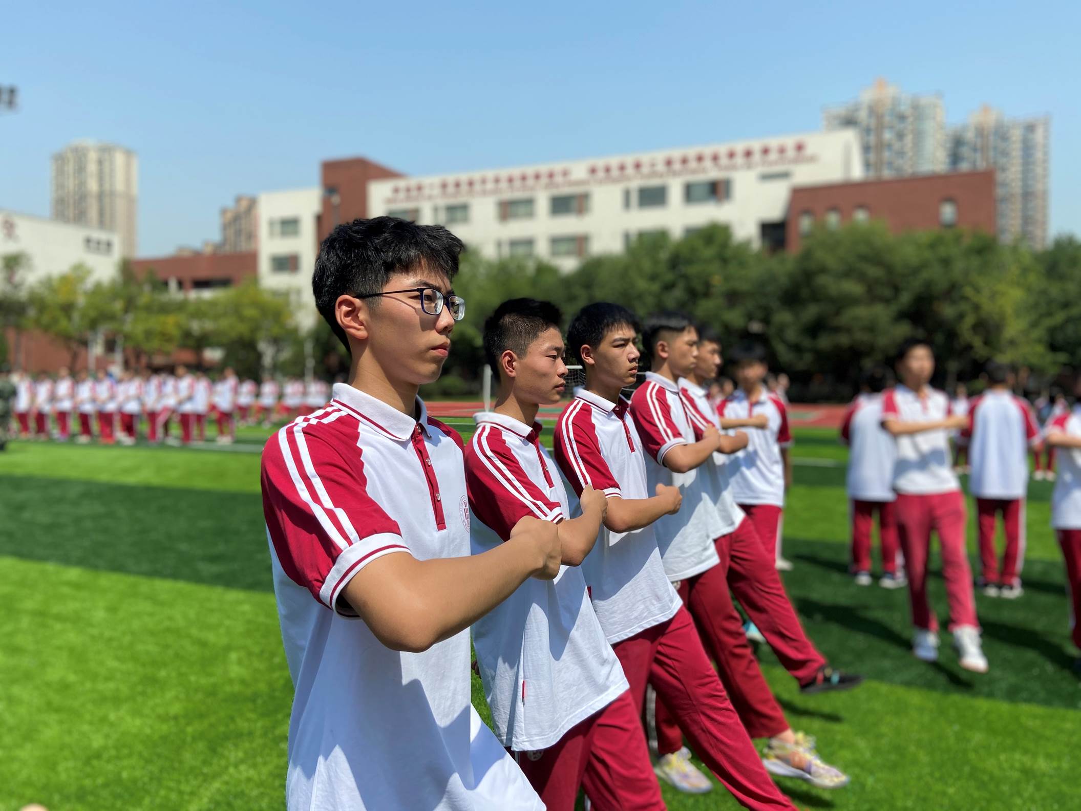 摆臂定型定位神色从容,动作自然大方.jpg
