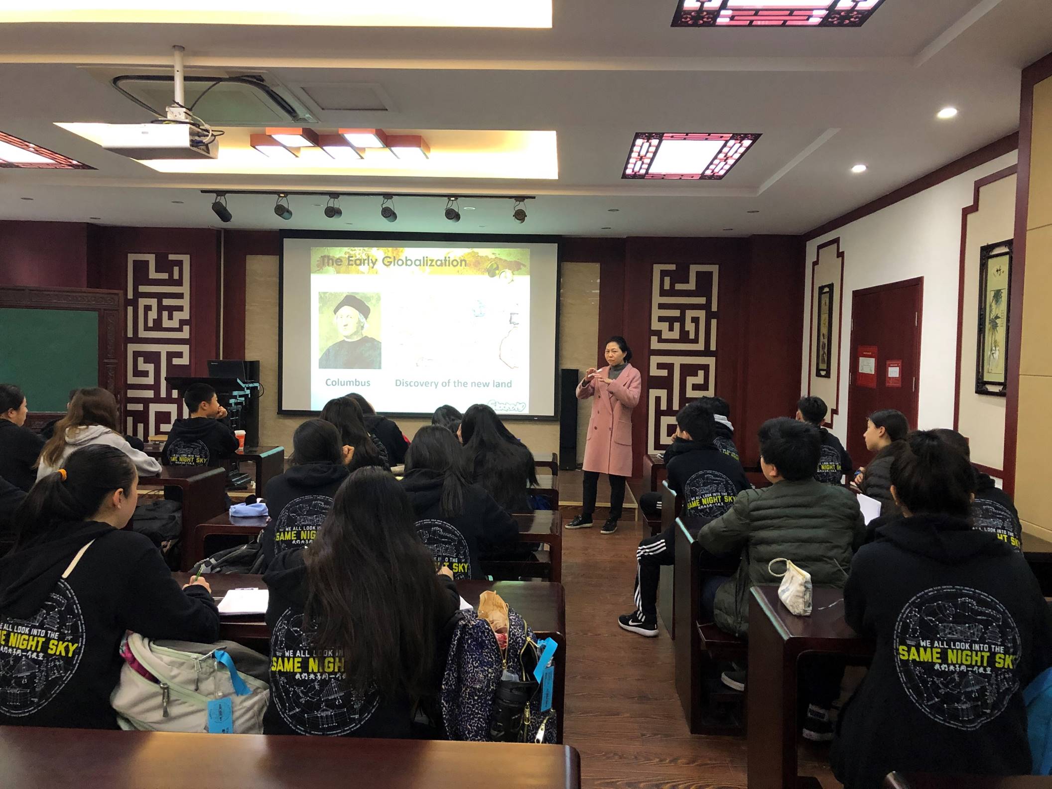 图片包含 室内, 天花板, 人员, 墙壁描述已自动生成