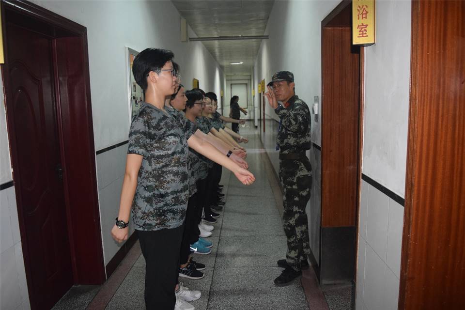 图片包含 地板, 室内, 墙壁, 人员描述已自动生成