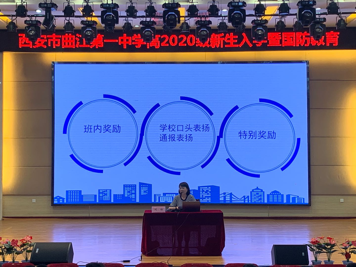图片包含 室内, 桌子, 电脑, 男人描述已自动生成