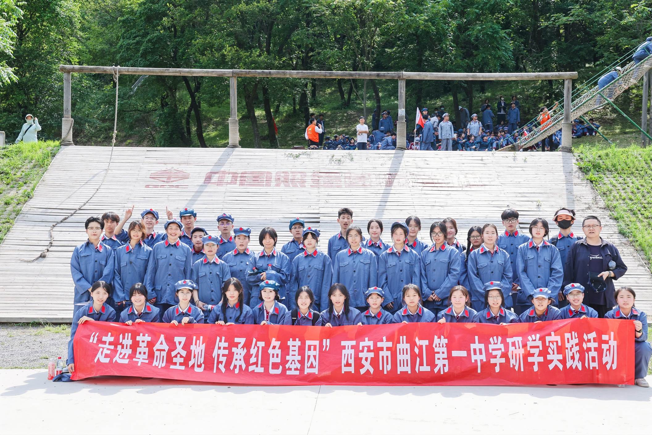 一群人站在围栏边描述已自动生成