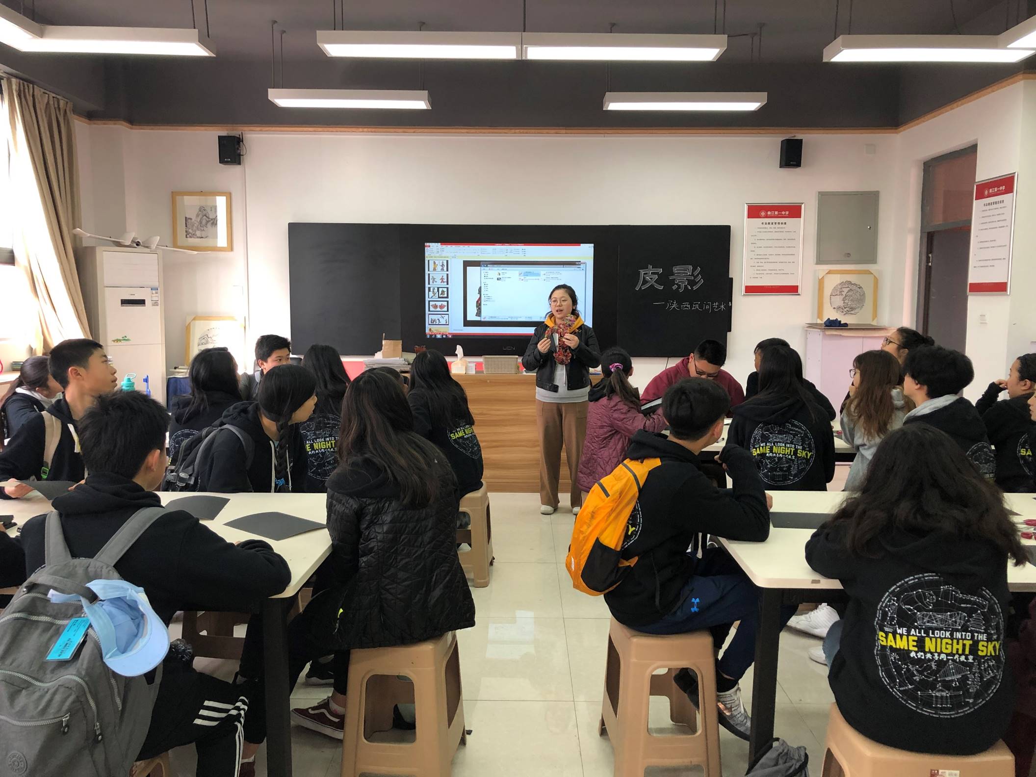 图片包含 室内, 人员, 天花板, 墙壁描述已自动生成