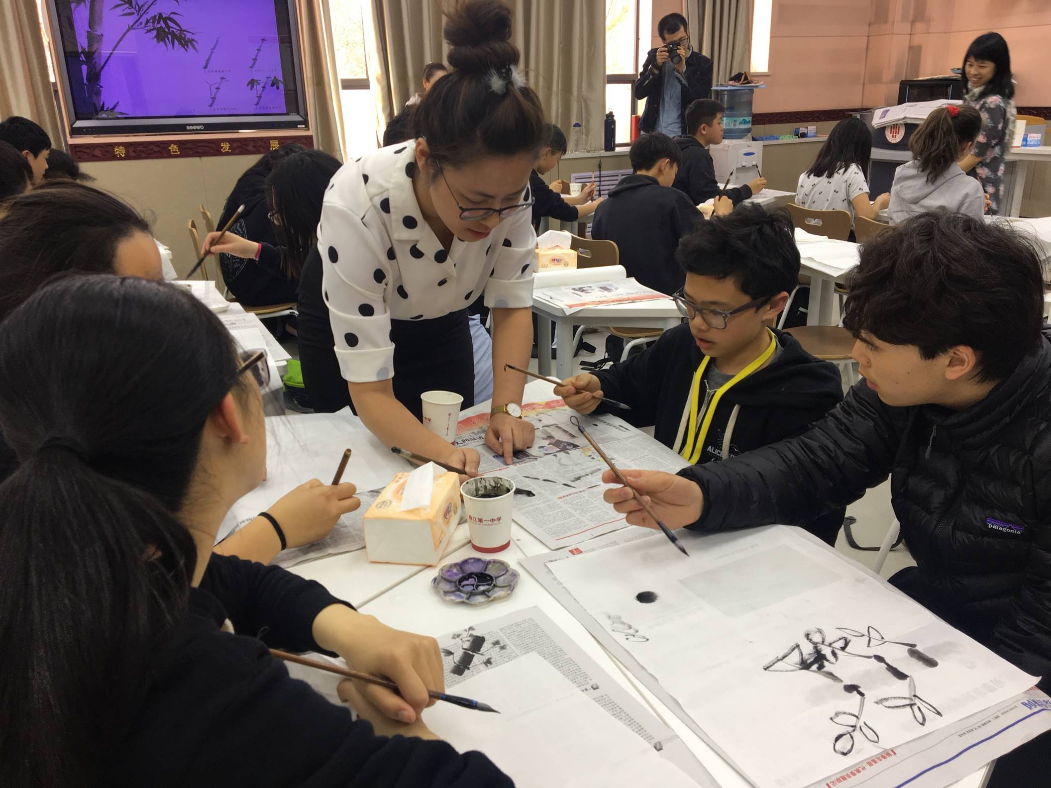 图片包含 人员, 室内, 餐桌, 人物描述已自动生成