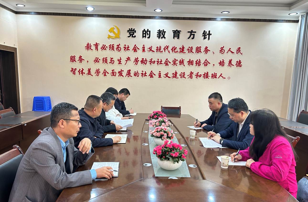 人们在桌子边中度可信度描述已自动生成