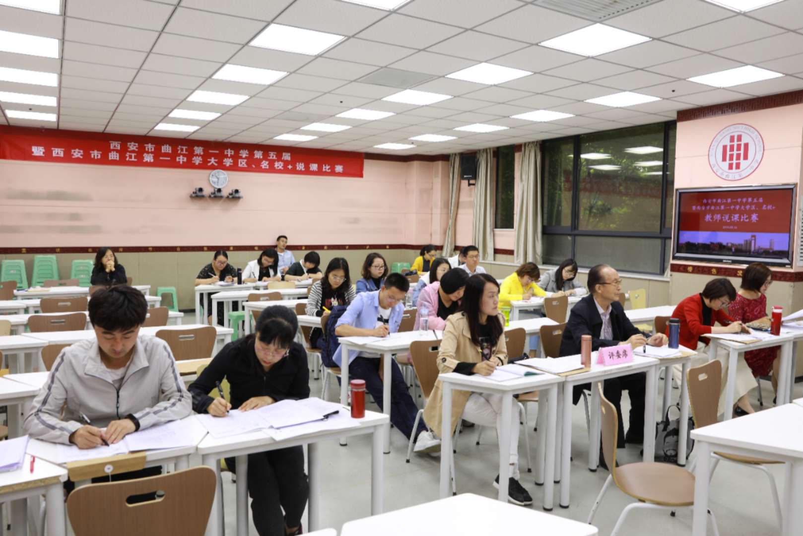 图片包含 天花板, 室内, 餐桌, 人员描述已自动生成
