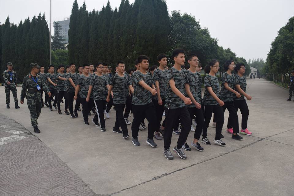 图片包含 户外, 树, 天空, 人员描述已自动生成