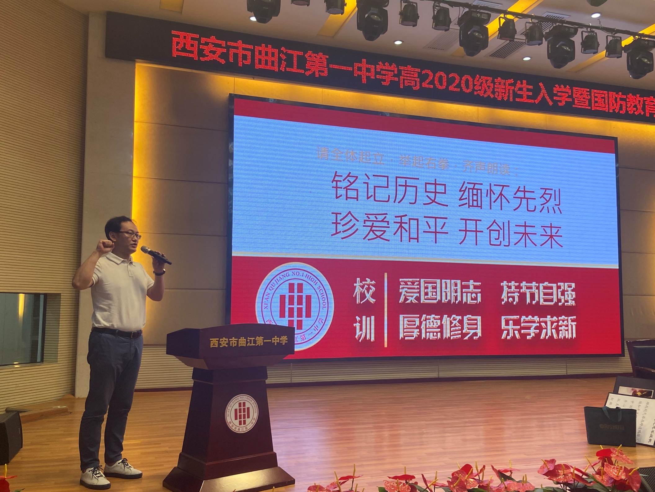 商店外的路人描述已自动生成