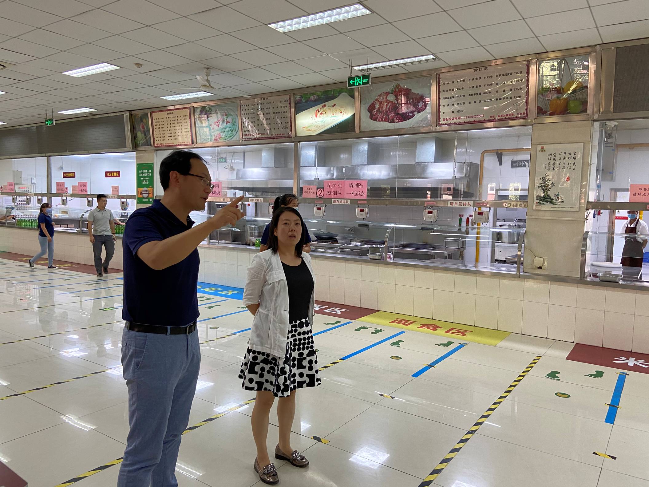 检查组重点检查了学校食堂的就餐环境和宣传标语等.jpg