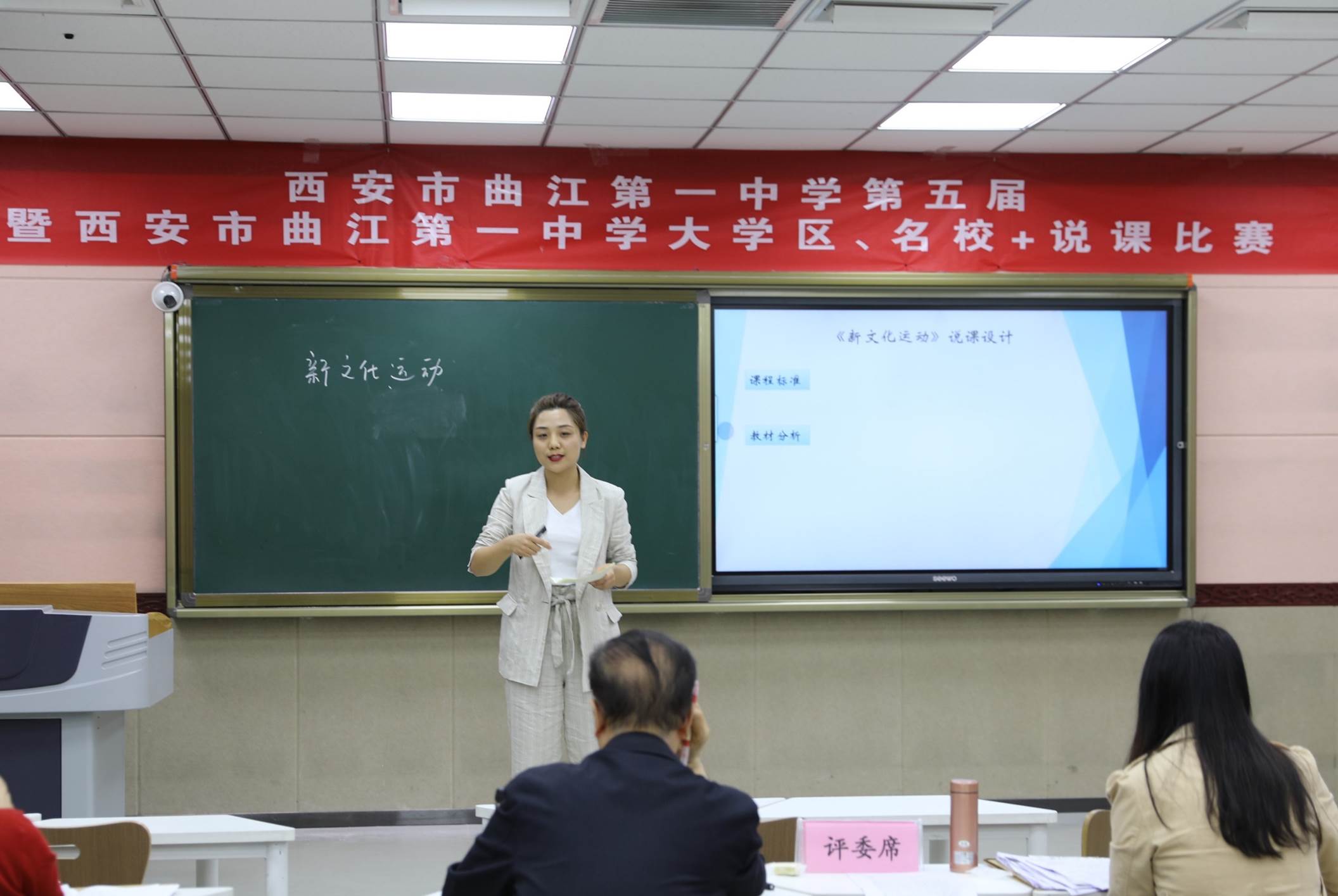 图片包含 人员, 室内, 天花板描述已自动生成