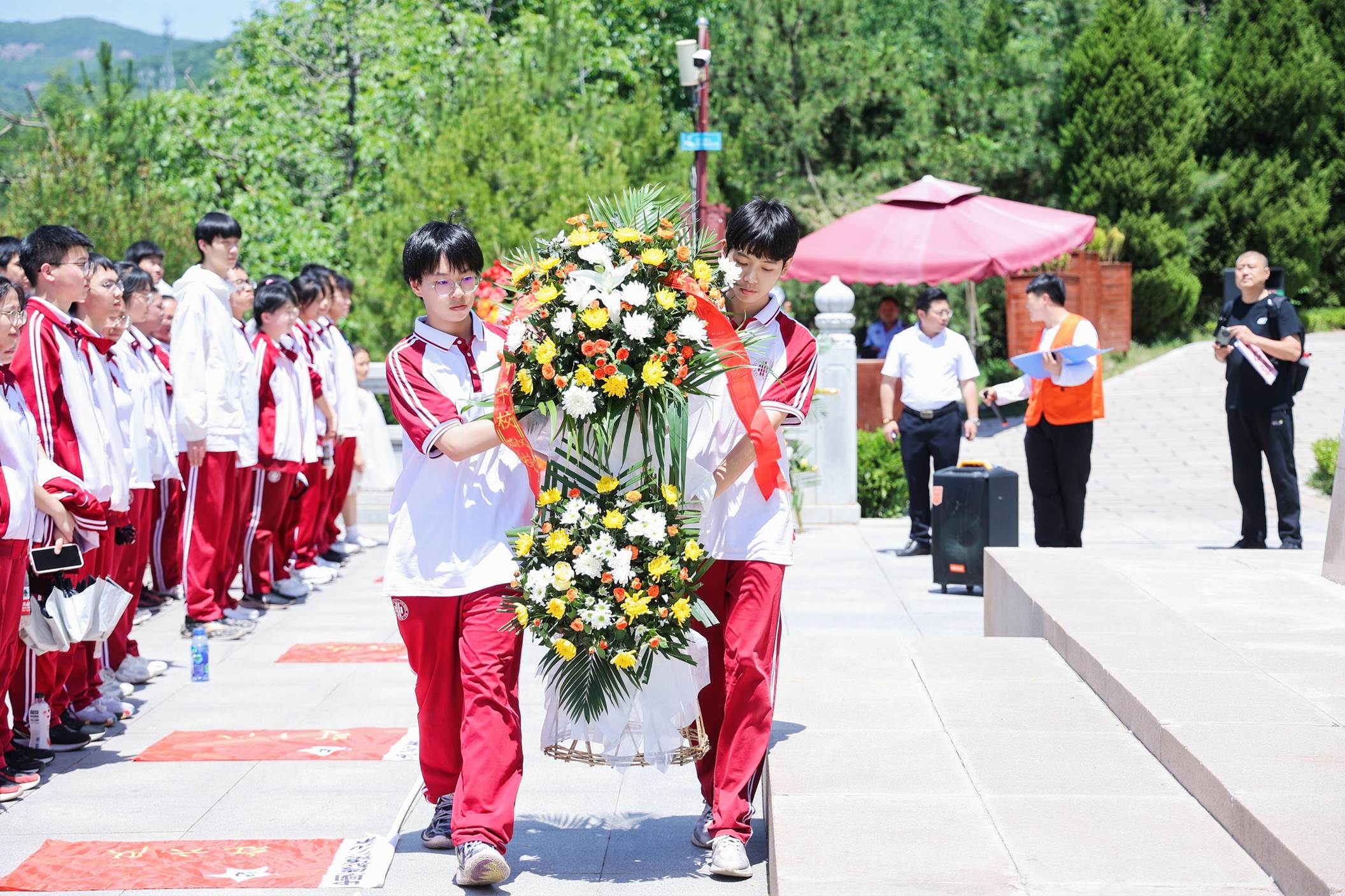 一群小孩在表演中度可信度描述已自动生成