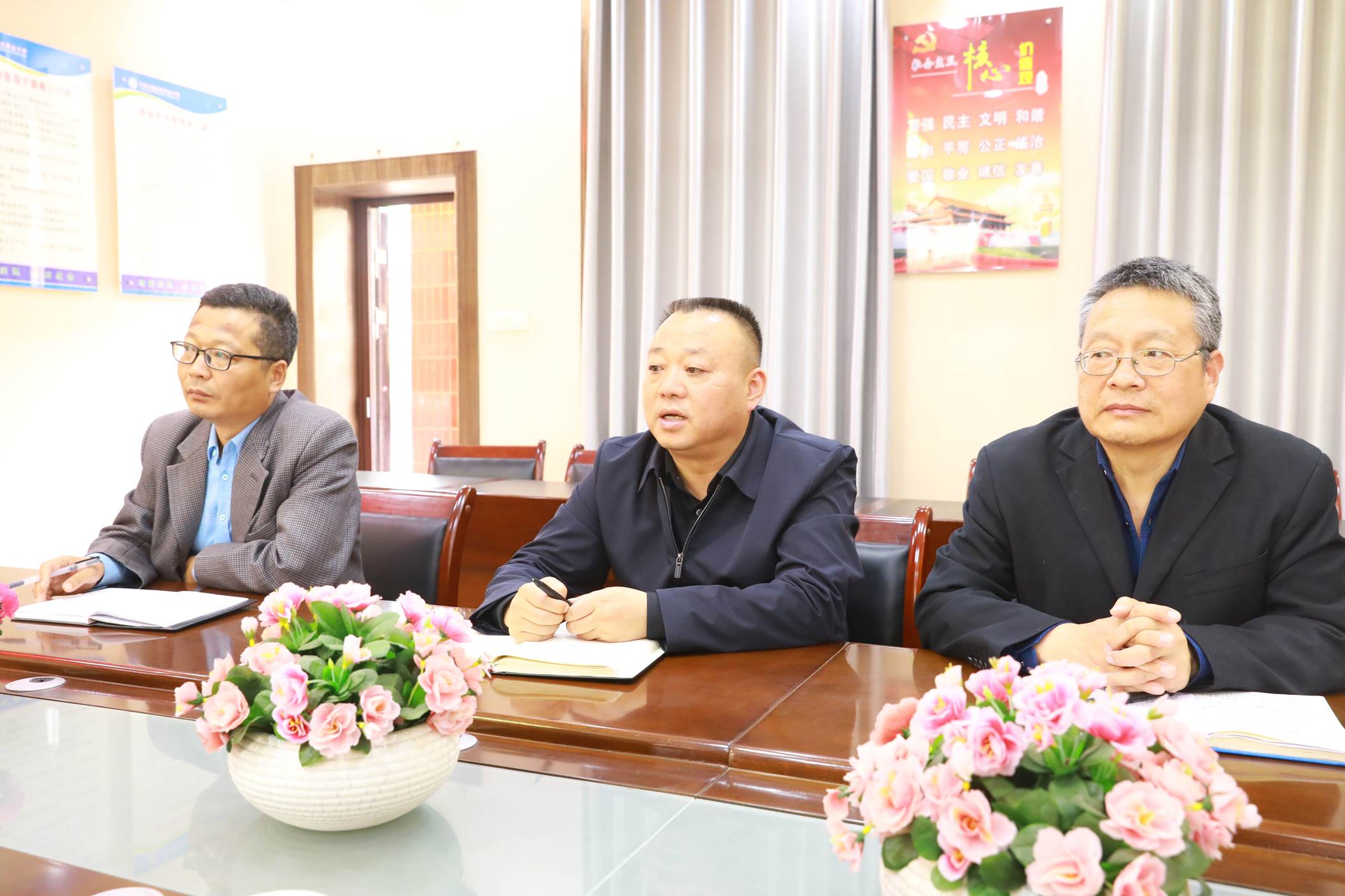男人和女人坐在桌子前吃蛋糕中度可信度描述已自动生成