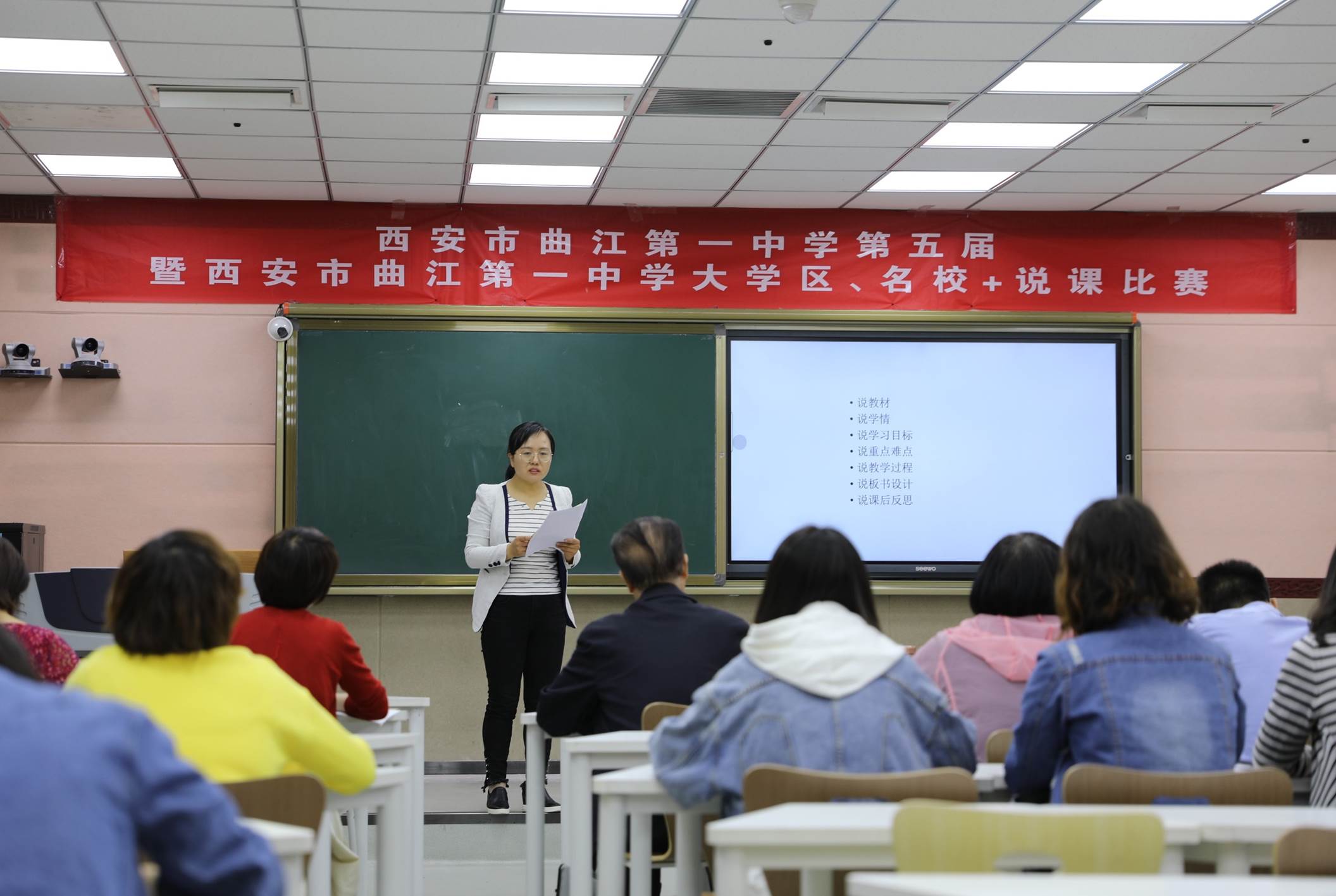 图片包含 人员, 天花板, 室内, 人物描述已自动生成