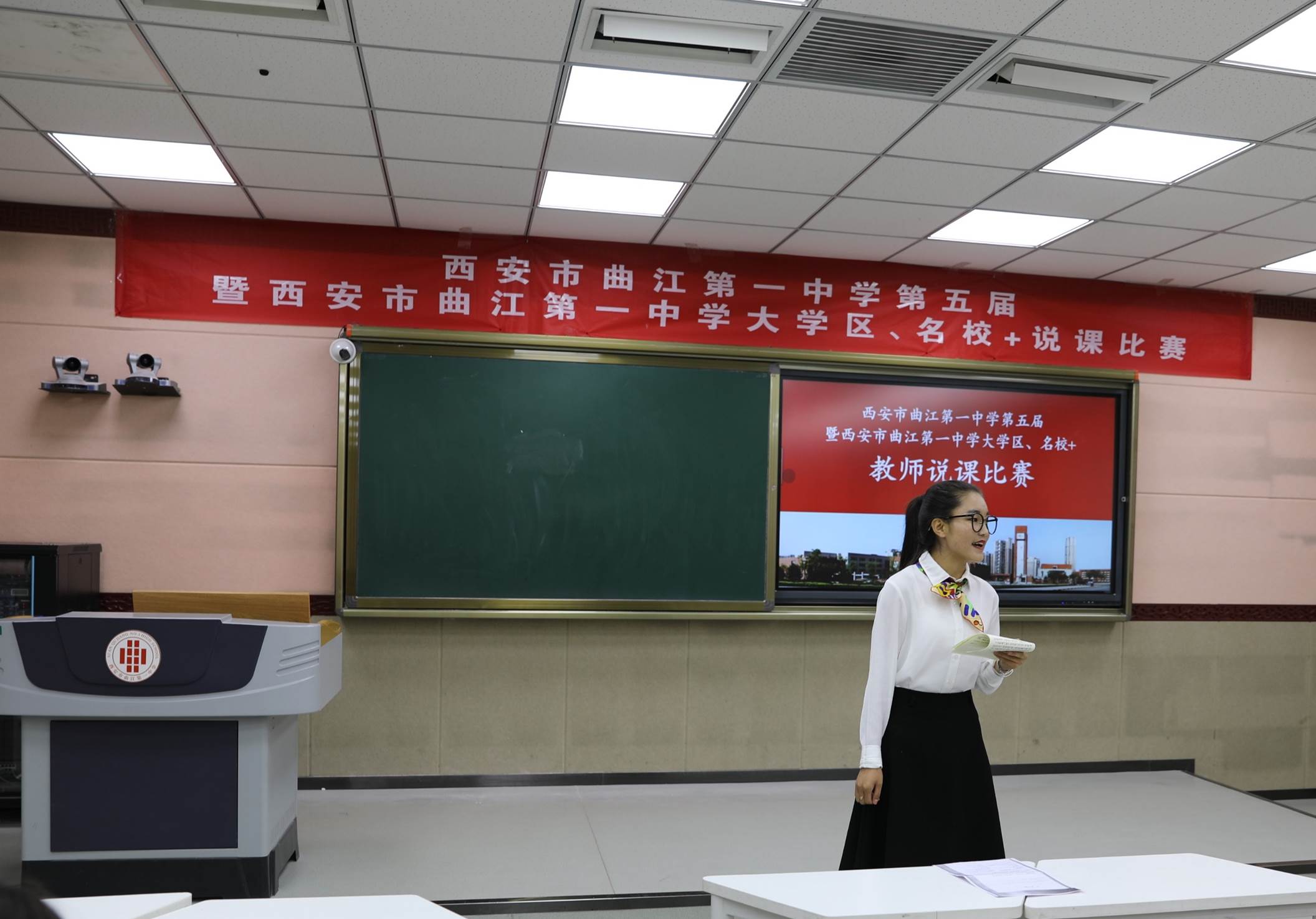 图片包含 室内, 天花板, 墙壁, 餐桌描述已自动生成