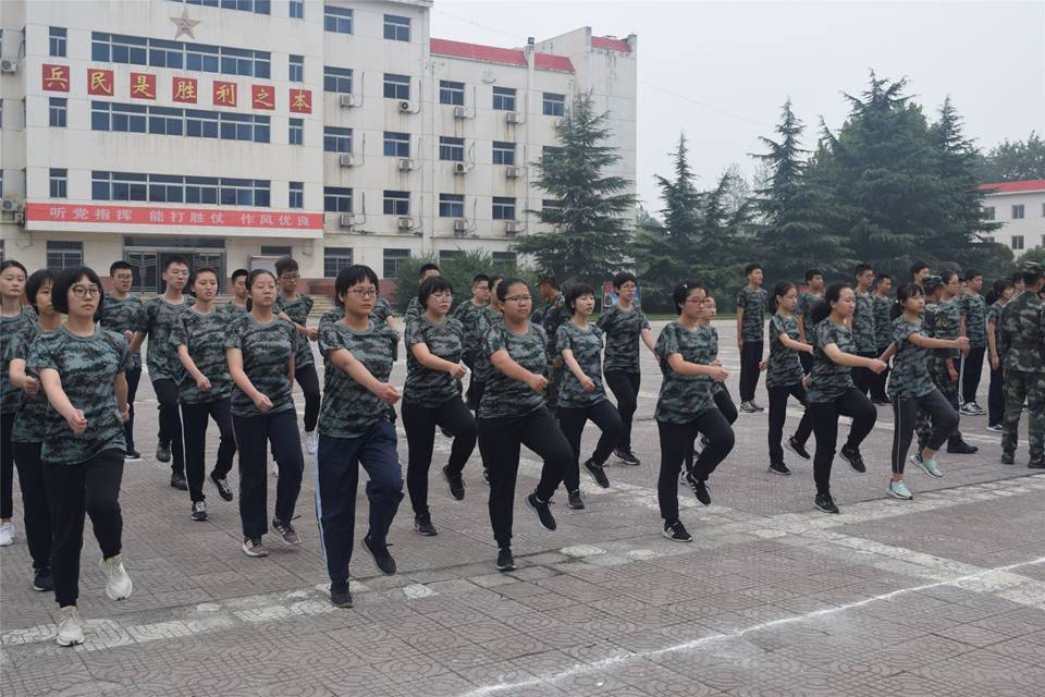 图片包含 户外, 道路, 人员, 天空描述已自动生成